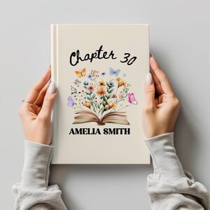 Puede incluir: Una portada de libro color crema con el texto "Chapter 30" y "AMELIA SMITH". La portada presenta una ilustración de acuarela de un libro abierto con flores y mariposas. El libro está sostenido por dos manos.