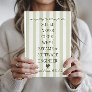 Op de afbeelding: Een notitieboek met een groen en wit gestreepte kaft. De tekst op de kaft luidt "Things My Code Taught Me" en "So I'll Never Forget Why I Became a Software Engineer."