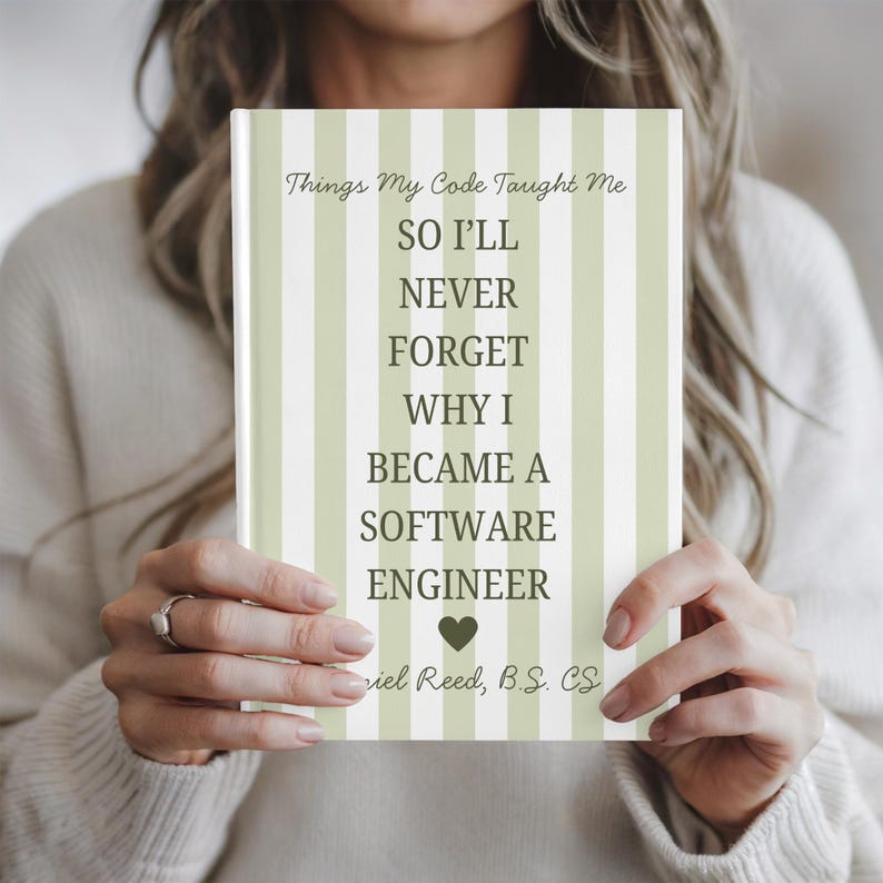 Op de afbeelding: Een notitieboek met een groen en wit gestreepte kaft. De tekst op de kaft luidt "Things My Code Taught Me" en "So I'll Never Forget Why I Became a Software Engineer."