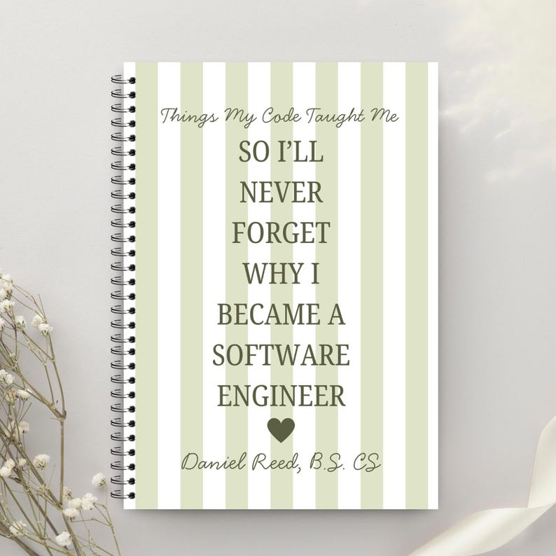 Op de afbeelding: Een spiraalgebonden notitieboek met een wit en groen gestreepte kaft. De kaft bevat de tekst "Things My Code Taught Me" en een motiverende boodschap over software engineering. De naam en graad van de auteur zijn ook opgenomen.