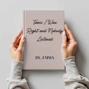 以下が含まれることがあります： エマ著「Times I Was Right and Nobody Listened」というタイトルの本。本は薄いピンク色の表紙で、マニキュアを施した2つの手で持たれています。テキストは手書き風のフォントです。