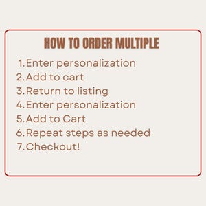 Op de afbeelding: Een afbeelding met de tekst "HOW TO ORDER MULTIPLE" en genummerde stappen voor het bestellen van meerdere items. De stappen omvatten het invoeren van personalisatie, toevoegen aan winkelwagen en terugkeren naar de listing.