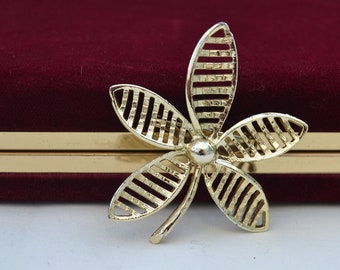 Gold Brooch, Flower Brooch, Floral Pin, Goldtone Flower Brooch, 1970's Brooch, Vintage Flower Brooch