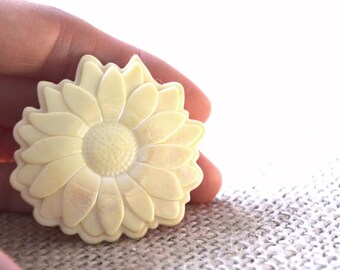 Celluloid broche, ivoren broche, chrysantenspeld, broche jaren 1950, vintage broche, bloemenbroche