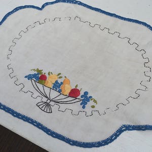Doily, Embroidered Doily, Vintage Doily, Linen Doily, 1960&#39;s Doily, Linen Mat, Dresser Mat Doily, Fruit Doily, Table Doily