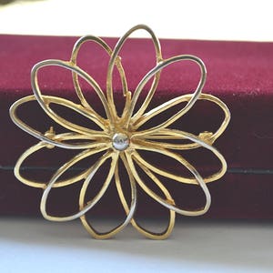 Gold Brooch, Flower Brooch, Large Floral Pin, Goldtone Flower Brooch, 1970&#39;s Brooch, Vintage Flower Brooch
