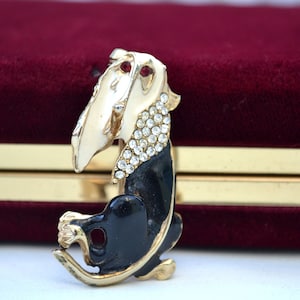 Basset Hound Dog-broche, vintage broche, kristallen broche, broche jaren 1970, gouden kristallen broche, emaille hondenspeld