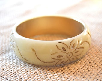 Lucite Bangle, Vintage Bangle, Chunky Bangle, 1960s Bangle, Floral Carved Bangle, Retro Bangle, Cream Bangle
