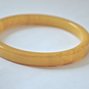 Brazalete de baquelita, pulsera de baquelita, brazalete de baquelita moteada, brazalete amarillo caramelo, baquelita amarilla, baquelita de los años 40