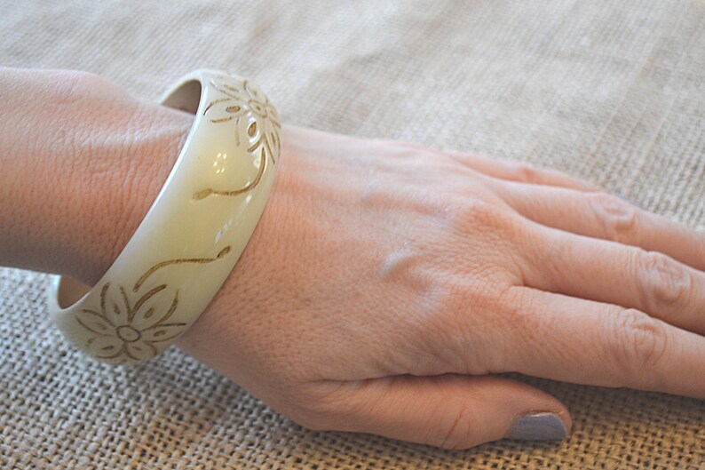 Retro Bangle Floral Carved Bangle Chunky Bangle 1960s Bangle Lucite Bangle Cream Bangle Vintage Bangle