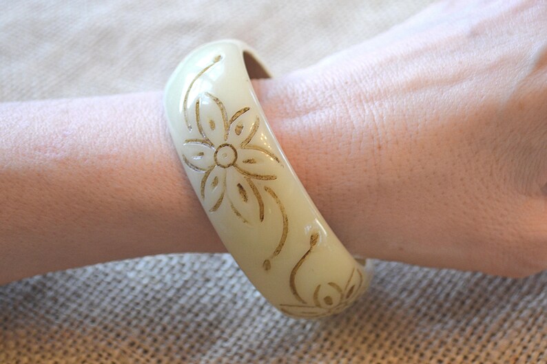 Retro Bangle Floral Carved Bangle Chunky Bangle 1960s Bangle Lucite Bangle Cream Bangle Vintage Bangle