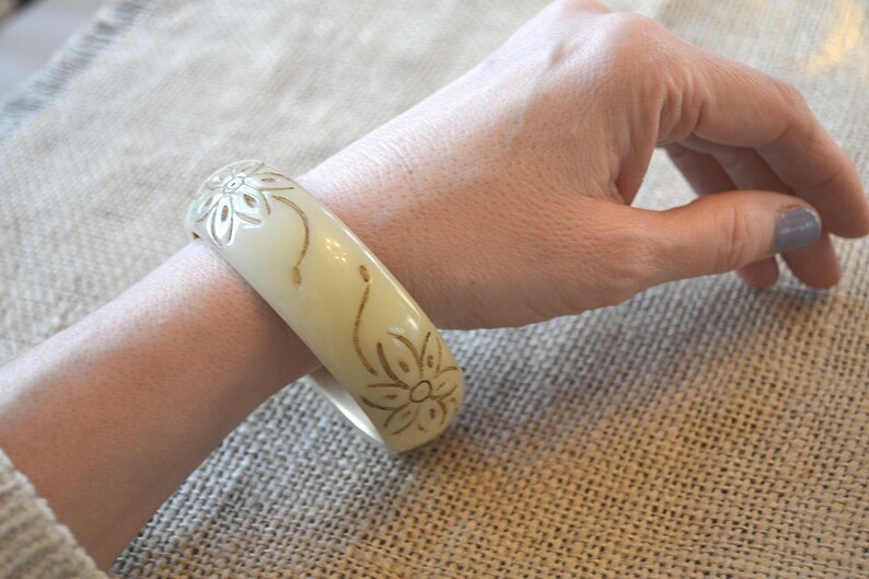 Retro Bangle Floral Carved Bangle Chunky Bangle 1960s Bangle Lucite Bangle Cream Bangle Vintage Bangle