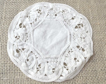 90年代のヴィンテージ、丸型ホワイトの小さなレースドイリー（かぎ針