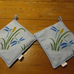 Sierra&#39;s Attic double padded dragonfly dragonflies lily pad weeds cattails light blue cotton gingham kitchen  pot holders  set of 2