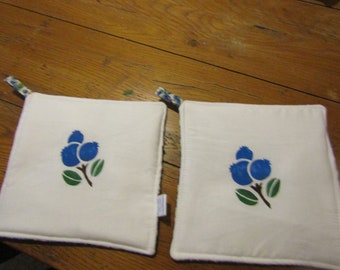 Sierra's Attic hand stenciled blueberry cluster leaves stem pot holders set of 2