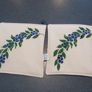 Sierra's Attic hand stenciled blueberry garland cluster leaves stem pot holders set of 2