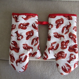 Sierra's Attic  double padded lined  white /red lobster cotton print nautical kitchen bake cooking oven mitts hostess gifts gifts for bakers