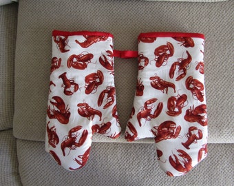 Sierra's Attic  double padded lined  white /red lobster cotton print nautical kitchen bake cooking oven mitts hostess gifts gifts for bakers