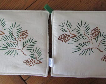 Met de hand gesjabloneerde dennenappelpannenlappen, decor huisje, set van 2