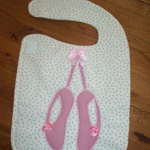 Sierra&#39;s Attic roze rosebud watje ballerina slippers strik calico meisje baby slabbetje