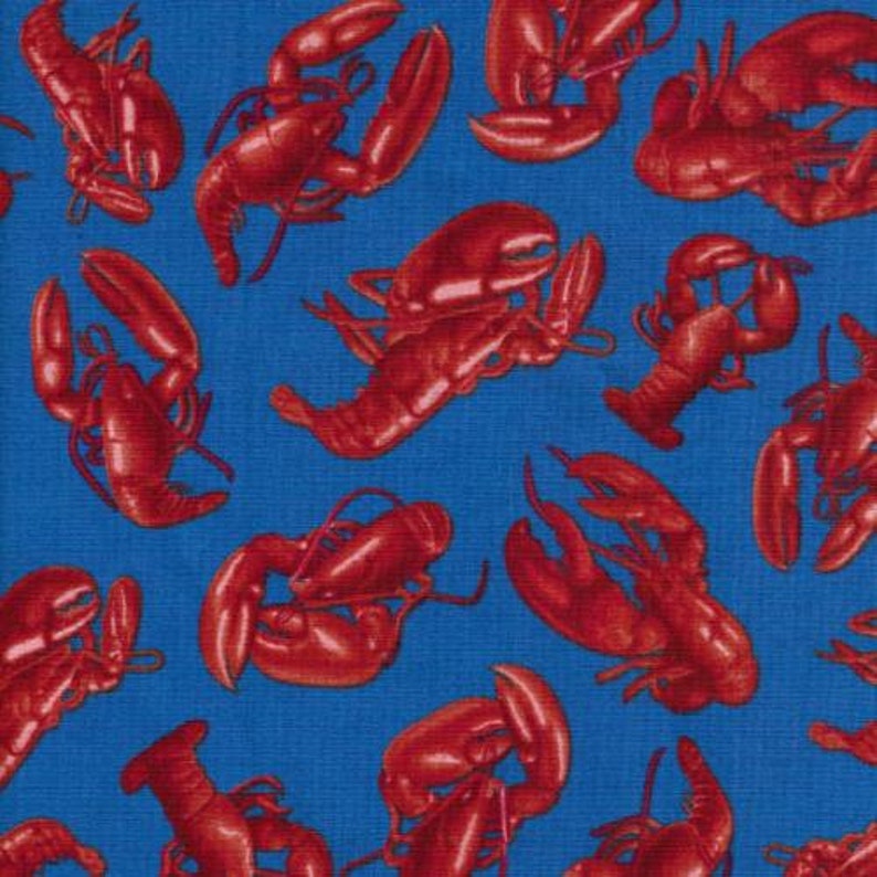 Op de afbeelding: Een herhalend patroon van felrode kreeften op een levendige blauwe achtergrond. De kreeften zijn gedetailleerd met zichtbare klauwen en gesegmenteerde lichamen, wat een nautisch of kustthema cre&euml;ert.