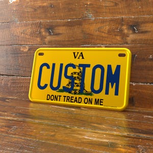 Placa de matrícula personalizada de Virginia para motocicleta, ATV/UTV de 4x7 pulgadas – Etiqueta novedosa con borde en relieve