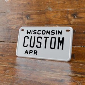 Personalisiertes 4x7 Wisconsin Motorrad-Nummernschild | Premium-Qualitäts-Aluminium | Rand gestempelt | WI Motorrad Anhänger | Amerikas Milchland