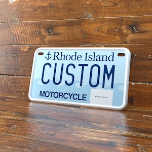 Targa personalizzata per moto 4x7 ATV/UTV del Rhode Island - Etichetta novità con bordo in rilievo