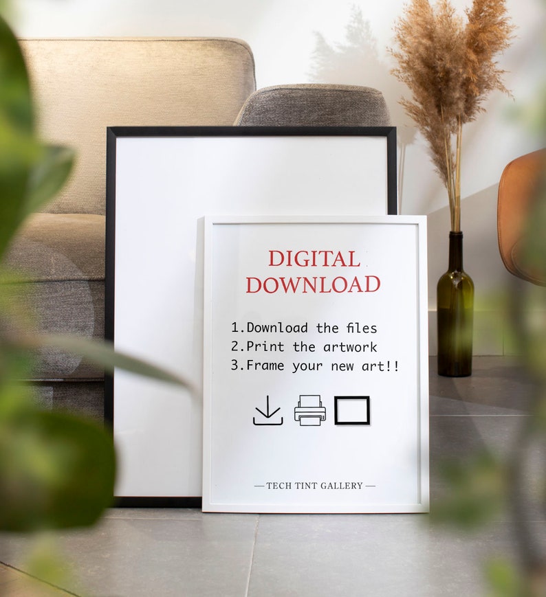 Puede incluir: Se&ntilde;al de descarga digital enmarcada en blanco con texto rojo que dice "DESCARGA DIGITAL" e instrucciones para descargar, imprimir y enmarcar la obra de arte. La se&ntilde;al tambi&eacute;n incluye un icono de descarga, un icono de impresora y un icono de marco de imagen. La se&ntilde;al est&aacute; sobre un suelo de baldosas grises con una planta en primer plano.