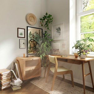 Puede incluir: Un espacio de trabajo en casa con un escritorio y una silla de madera, una mesa auxiliar con cajones y una pila de libros. El escritorio tiene un caj&oacute;n y una planta en el alf&eacute;izar de la ventana. Las paredes est&aacute;n decoradas con obras de arte enmarcadas y una pared colgante tejida.