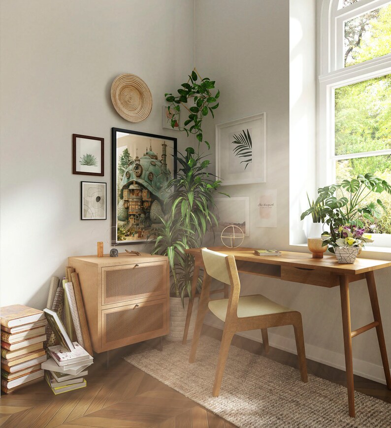 Puede incluir: Un espacio de trabajo en casa con un escritorio y una silla de madera, una mesa auxiliar con cajones y una pila de libros. El escritorio tiene un caj&oacute;n y una planta en el alf&eacute;izar de la ventana. Las paredes est&aacute;n decoradas con obras de arte enmarcadas y una pared colgante tejida.