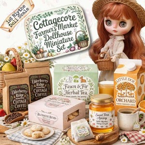 Peut inclure: Un ensemble de marché miniature pour maison de poupée avec divers aliments, dont du café, du thé, du miel et des biscuits. L'ensemble comprend une poupée, un panier et une enseigne "Cottagecore Farmer's Market Dollhouse Miniature Set."