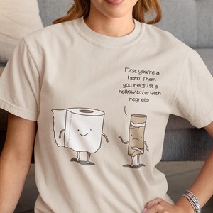 面白いトイレットペーパーのロールと空のチューブのシャツ | かわいいバスルームのユーモアグラフィックTシャツ | 友人やトイレットペーパー愛好家への面白い漫画ギフト