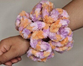 Paar gehaakte roze perzikkleurige scrunchies