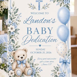 Pode incluir: Uma placa de boas-vindas retangular para uma dedicação de bebé com uma ilustração em aguarela de um urso de peluche com um laço azul, flores azuis e três balões. O texto diz: Welcome to Landon's Baby Dedication, Sunday October 25, 2026.