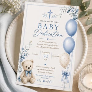 Puede incluir: Una tarjeta de invitación rectangular para dedicación de bebé con una cruz azul, un oso de peluche con lazo azul y globos azules y crema. El texto dice: Please join us for a baby dedication, Landon Harris, domingo 20 de septiembre de 2026.
