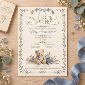 Op de afbeelding: Een crèmekleurige uitnodiging voor een babyshower met een lichtblauwe strik, bloemenranden en een teddybeer met een blauw lint. De tekst luidt: For this child we have prayed, ter ere van Tiffany Featherstone, op zaterdag 5 september 2026.