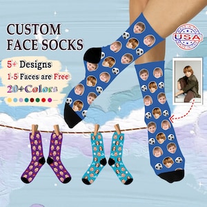 Op de afbeelding: Gezichtssokken op maat met een blauwe achtergrond en een voetbalpatroon. De sokken bevatten meerdere gezichten van mensen. De tekst op de afbeelding luidt "CUSTOM FACE SOCKS", "5+ Designs", "1-5 Faces are Free", "20+ Colors" en "MADE IN THE USA".