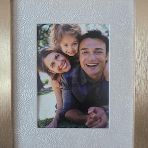 Paspartú artesanal con relieve de rosas, inserto para marco de 8x10 pulgadas color blanco hueso