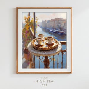 Puede incluir: Una pintura de una escena de balcón con vista a una ciudad y un río. Una bandeja dorada con cuatro tazas de café se encuentra sobre una mesa de mármol. Las tazas están decoradas con motivos florales.