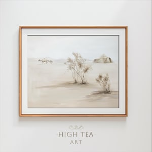 Puede incluir: Una pintura de acuarela enmarcada de un paisaje desértico con dos camellos caminando en la distancia, una pequeña pirámide en el fondo y algunos árboles en primer plano. La pintura está en tonos marrones y beige.