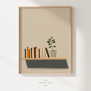Op de afbeelding: Een ingelijste kunstdruk met een minimalistische illustratie van een plank met boeken en een plant in een pot. De boeken hebben verschillende gekleurde ruggen en de plant staat in een grijze pot. De achtergrond is een neutraal beige.