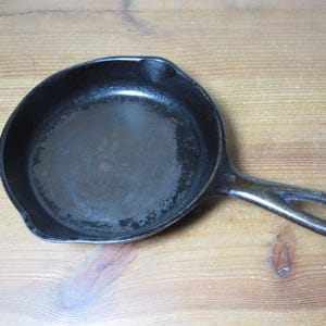 Wagner 6 1/2&quot; Cast Iron Frying Pan, Skillet, Stylized Logo 064KT