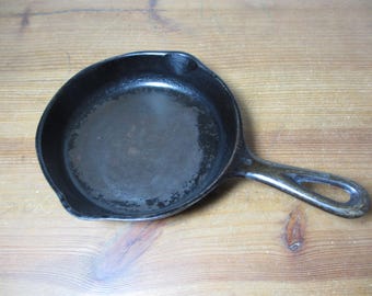 Wagner 6 1/2&quot; Cast Iron Frying Pan, Skillet, Stylized Logo 064KT