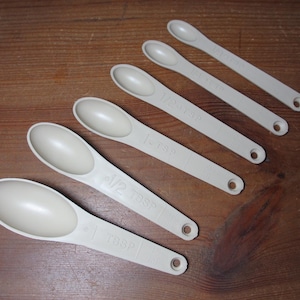 6 Foley Beige / Almond Plastic Measuring Spoons 235UT