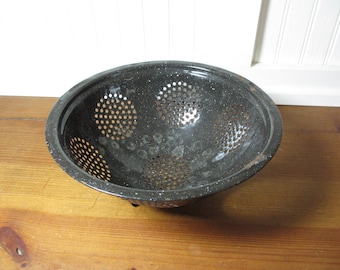 Vintage Black Speckled Enameled Colander 026UT