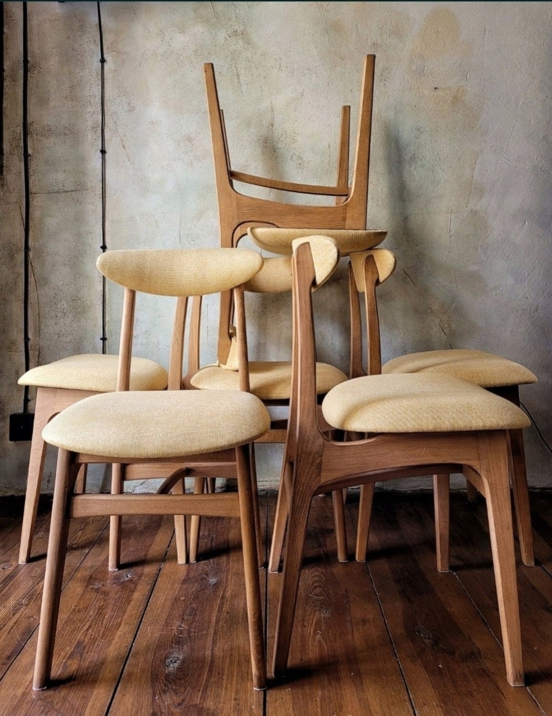 4 Chaises en bois massif à dossiers hauts et assises en cannages - Très