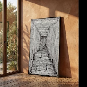 Puede incluir: Obra de arte enmarcada en blanco y negro que representa un largo corredor con figuras. La obra está apoyada contra una pared, con un suelo de madera y una ventana en el fondo. El estilo de la obra recuerda a un grabado.