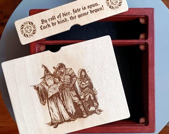 Vassoio e contenitore per dadi in legno personalizzato con coperchi magnetici - Scatola porta dadi in legno - Porta dadi per D&D, gioco di ruolo, cofanetto foderato in feltro