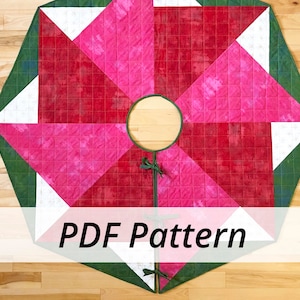 Pode incluir: Uma saia de árvore de Natal acolchoada verde, branca e rosa com um furo circular no centro. O texto "PDF Pattern" é exibido em uma faixa branca.